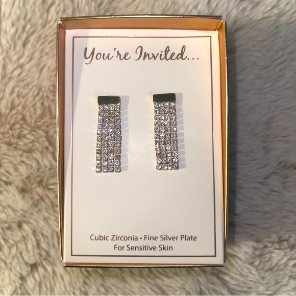 You’re Invited New NWT NIB Dangly Earrings - Picture 4 of 5